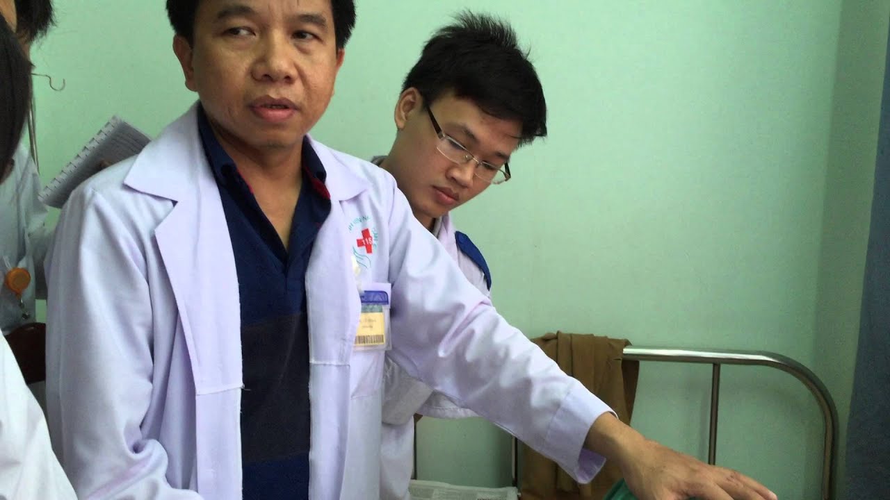 Khám bệnh nhân vàng da