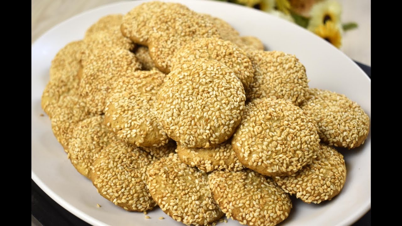 لازم تجربوا بسكوت السمسم بدون بيض او حليب او زبدة سهل جدا مقرمش وهش وخفيف