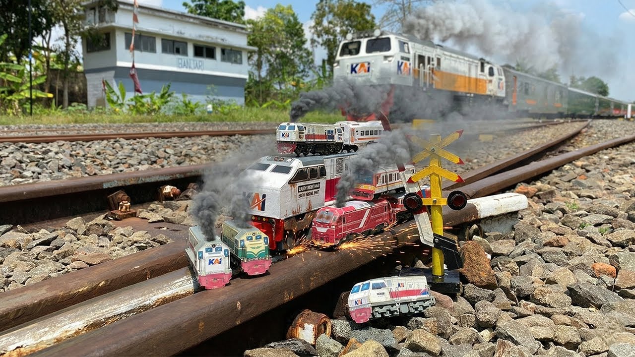 Mencari & Merakit Mainan Kereta Api Kayu CC203,CC201,CC206 dan Gerbong Anjlok di Rel Dekat Stasiun
