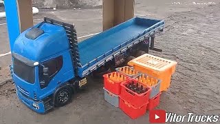 Caminhão de brinquedo / Caminhão iveco