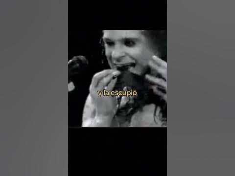 ozzy osbourne mordiendo un murciélago
