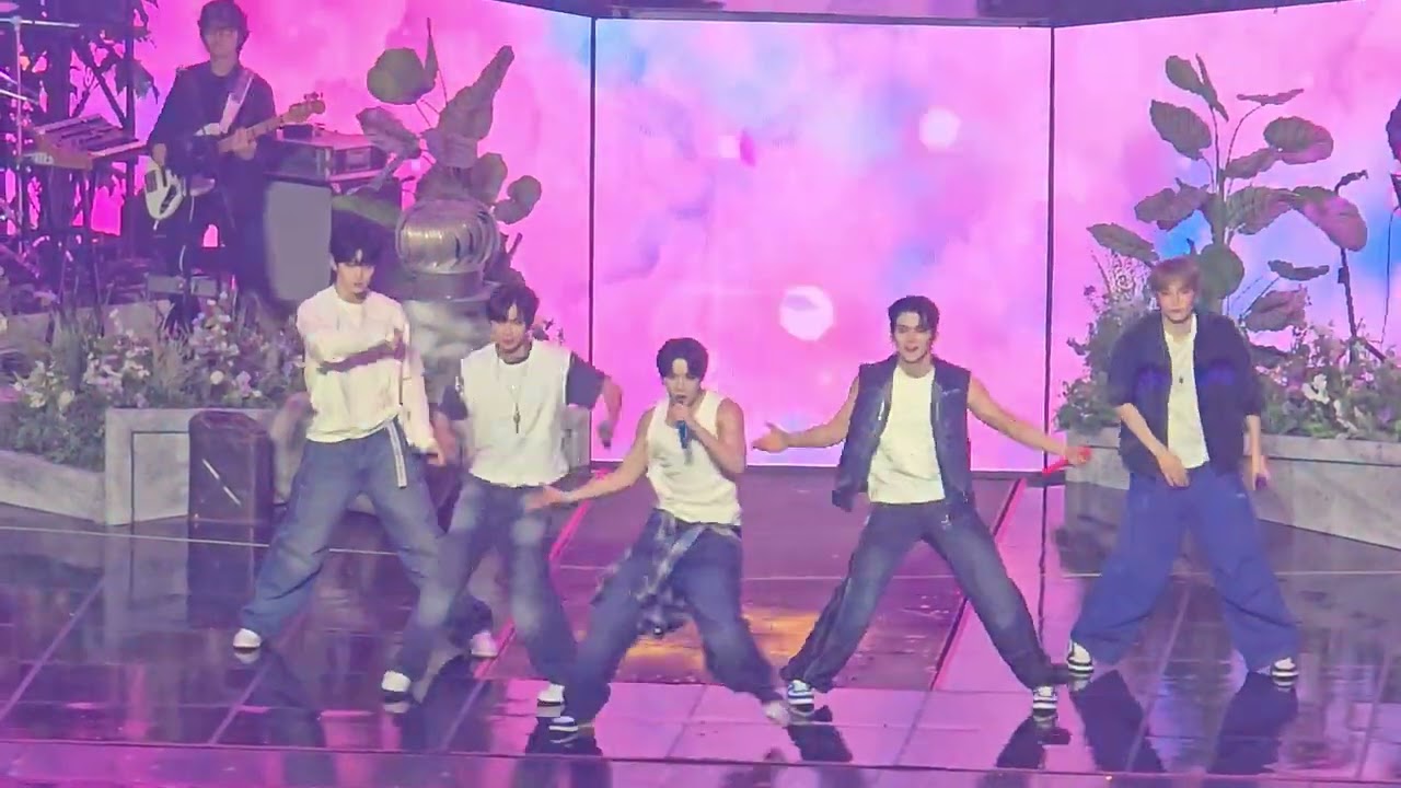 TXT - OVER THE MOON [WEVERSE CON FESTIVAL 2025]