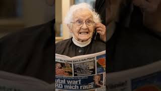 Oma liest Bildzeitung #shorts