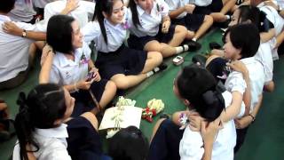110204-พิธีอำลาครู'53-7-กอดคอร้องเพลง-2