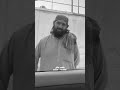 افغاني يردد ابيات شعر شعبي