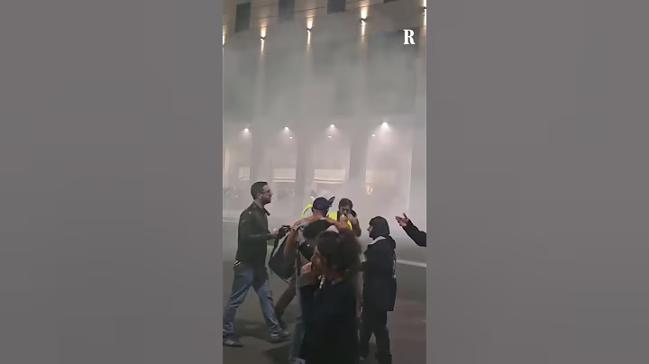 Tensione alla stazione di Bologna tra forze dell'ordine e manifestanti in corteo per Gaza