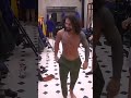Emmanuel odia la alarma del despertador, así que se va directo con Flor para despertarla. 😴