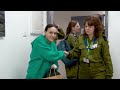 The emotional reunions of the freed hostages with their mothers