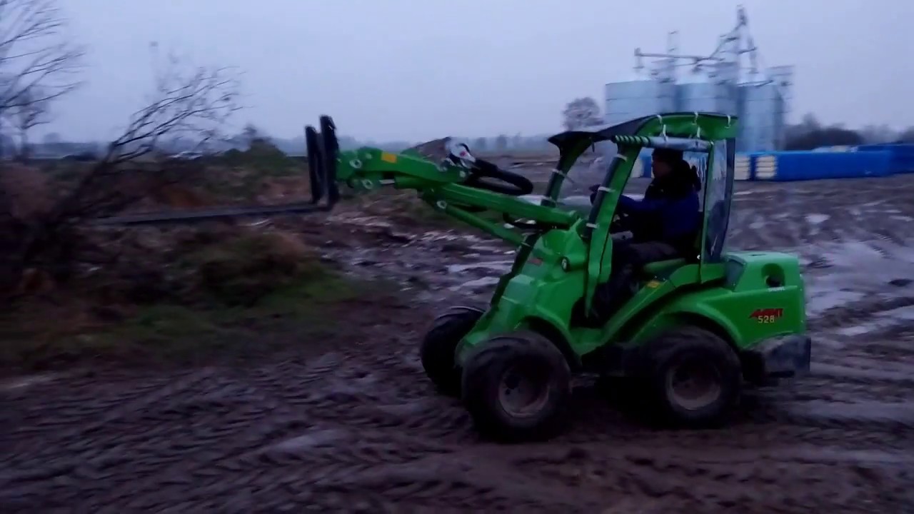 Usługi mini-ładowarką AVANT 528