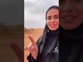 أميل نحوك أغدوا قاب أنفاسي كما يميل نواسي على الكاسي و المح الحب في عينك يغمز لي 