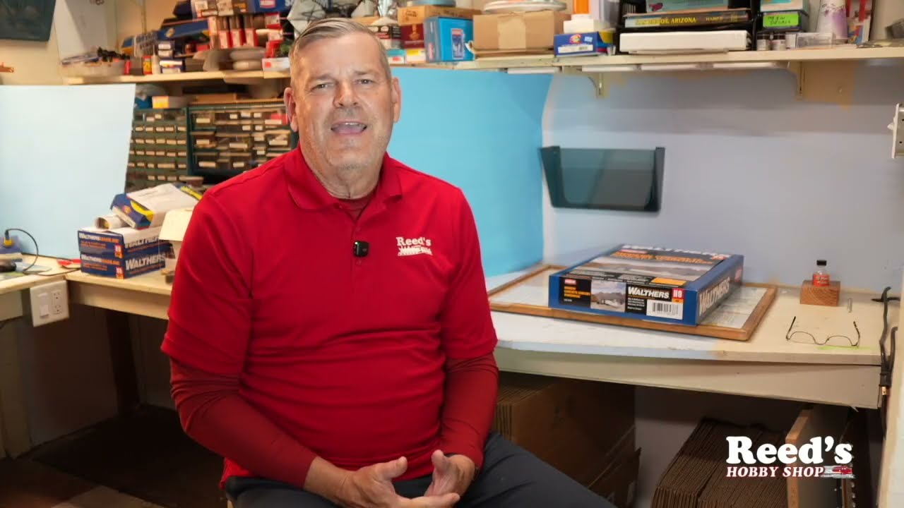 How to (custom) build Walthers Modern Concrete Grocery Warehouse in HO scale.