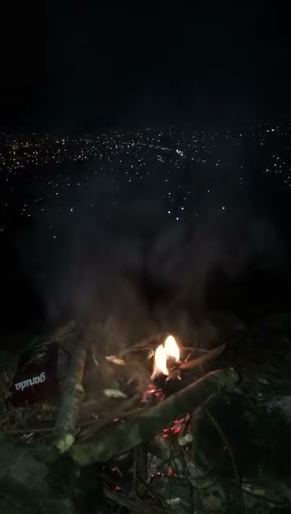 Suasana di puncak gunung pundak saat malam hari
