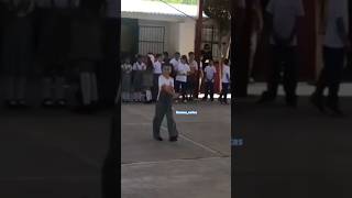Niños Graduandose Muy Alegres Y Bailando
