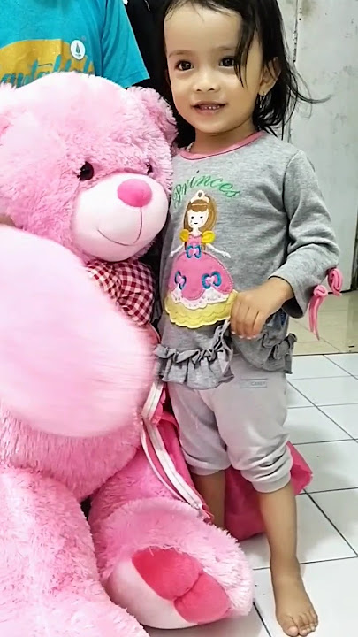 adek dapat boneka dari Tante upikzumma