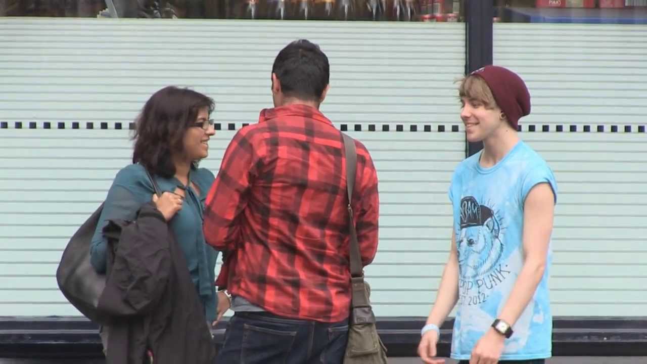 Предлагать людям наркотики