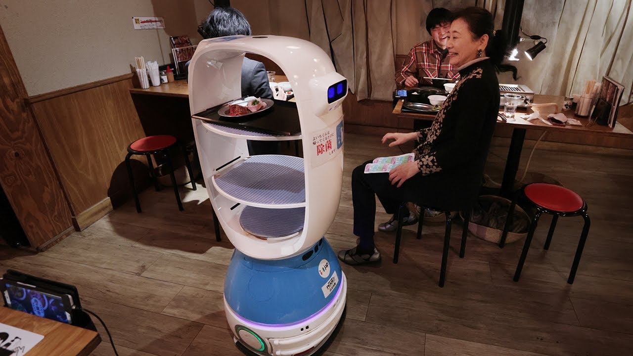 配膳はロボット コロナで広がる職場、ホテルも図書館も 動画：朝日新聞デジタル