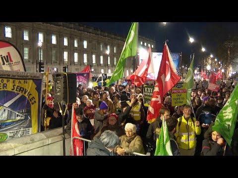 Hundreds protest in london against bill limiting right to strike