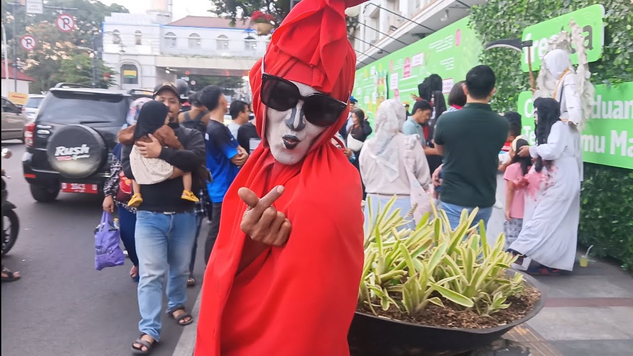 Bertemu poci merah di Alun-alun Bandung lucu banget