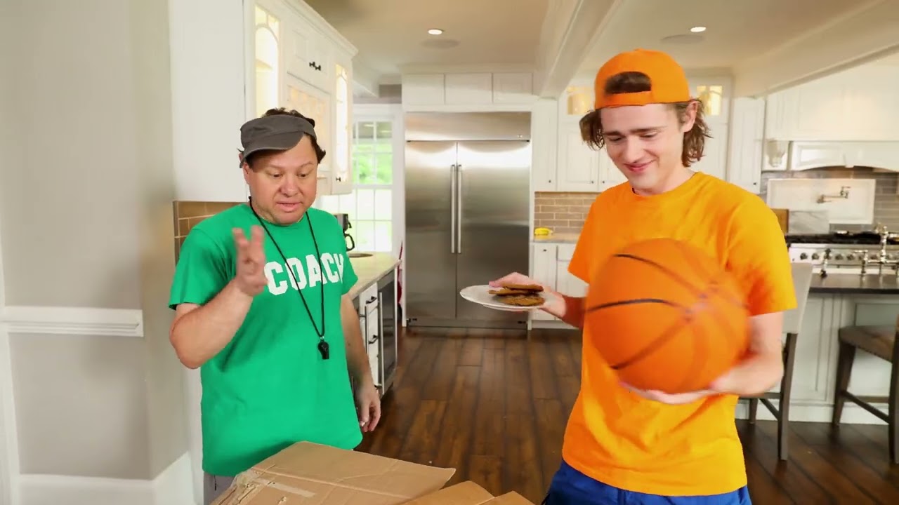 Ellie Sparkles - Rocco's BIG Family Visit! | WildBrain Play House