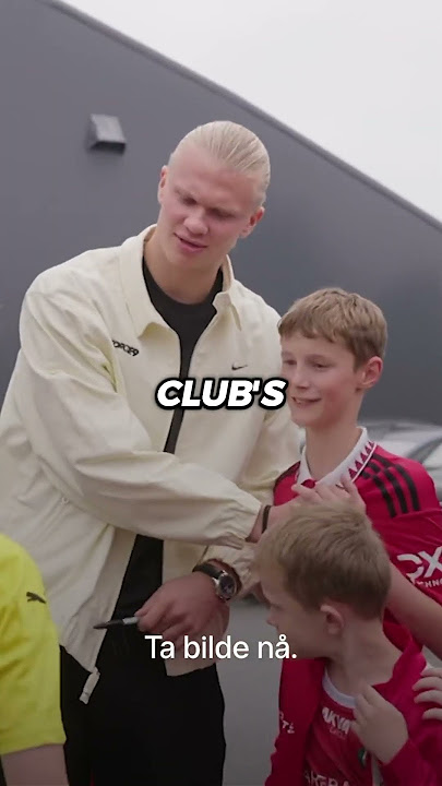 ERLING HAALAND SIGNED A MANCHESTER UNITED SHIRT FOR CRISTIANO RONALDO 🤯😳