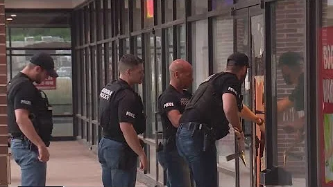 Video captures the moment Aurora police raid massa...