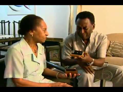 Pelé transforma seus fios de cabelo em diamante artificial para presentear a mãe