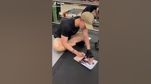 Erik đang đi tập gym thì bị fan bắt gặp và xin chữ kí | Bí Mật Hậu Trường