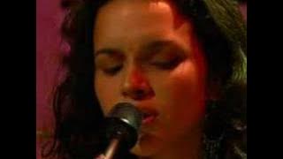 Download lagu Norah Jones - One Flight Down