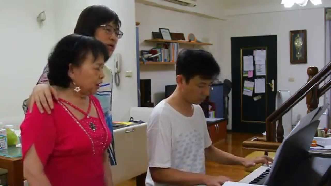 YouTubeで萬能老爸幫超級阿嬤伴奏之 "月亮代表我的心"を視聴 YouTubeで萬能老爸幫超級阿嬤伴奏之 "月亮代表我的心"を視聴
