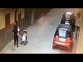 لحظة هجوم بلطجي على أم وطفلها ورضيعها ام رضيع مصر طفل