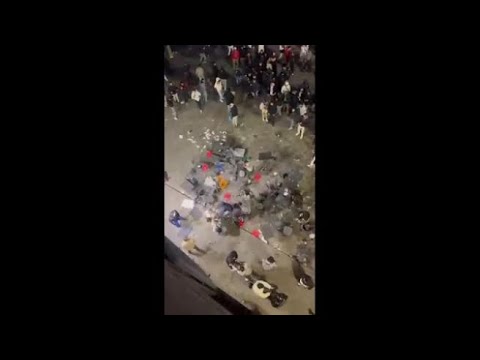 Video Firenze, rissa con tavoli e sedie in piazza Duomo