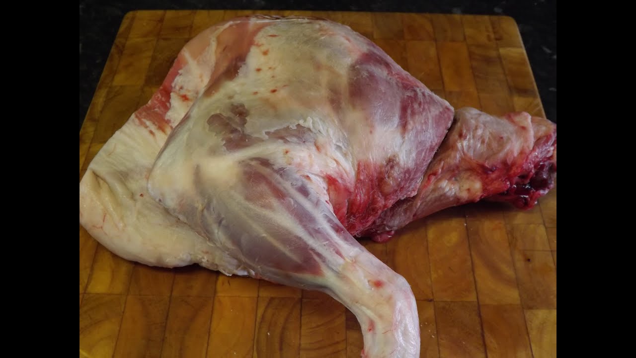 Как отделить баранью лопатку от костей и свернуть ее рулетом.