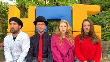 "Kwatsj voor 12" - "Hoe lied" uit het muziektheaterstuk "De deur van Magritte"