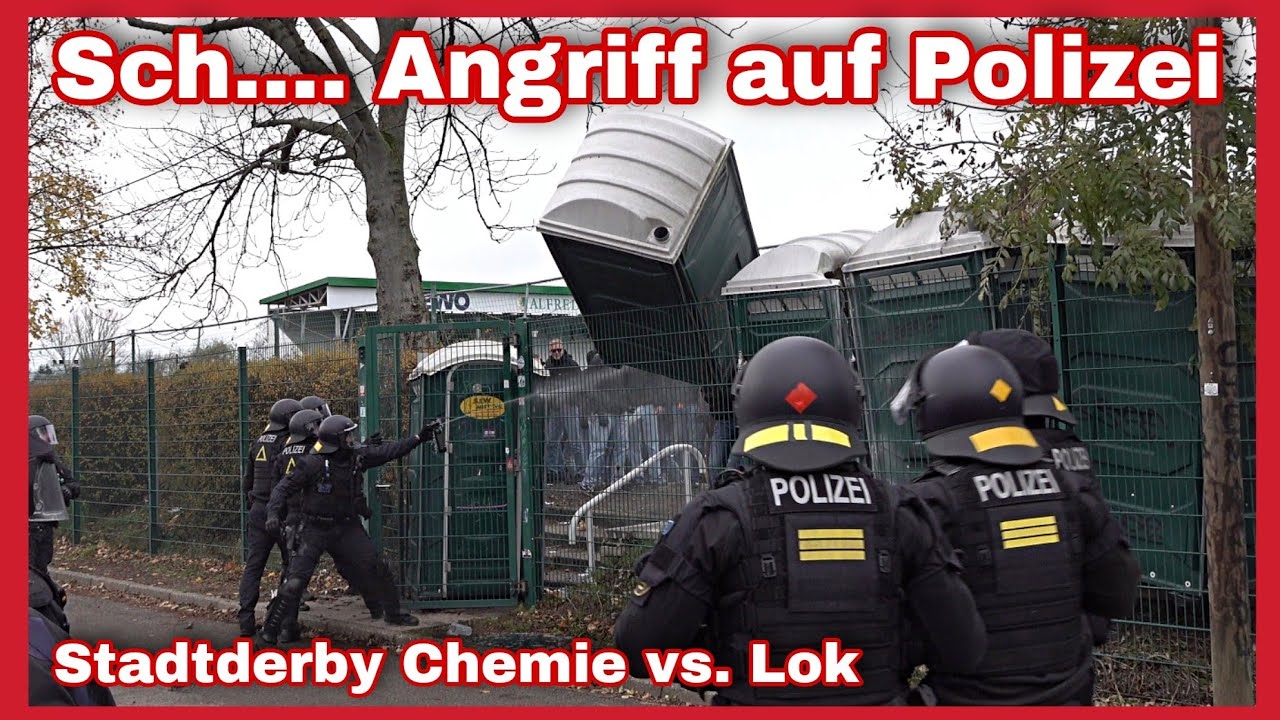 ❌️EKELHAFT‼️Leipziger Fußball-Chaoten werfen Dixiklo auf Polizisten🚓Massiver PFEFFERSPRAYEINSATZ🚨