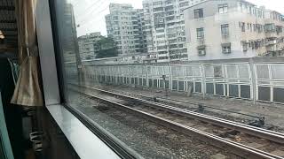 642次樹林發車經由花東線開往台東的E411單電頭+八節復興號,和4017次瑞芳發車經由宜蘭線開往樹林的銀綠色微笑號EMU900型十輛一編組EMU904區間快車