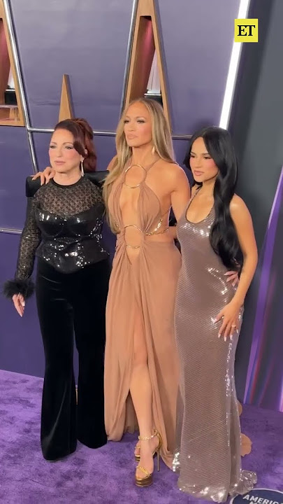 Three generations of Latina icons! 😍 Gloria Estefan, Jennifer Lopez and Becky G stunned at the #AMAs