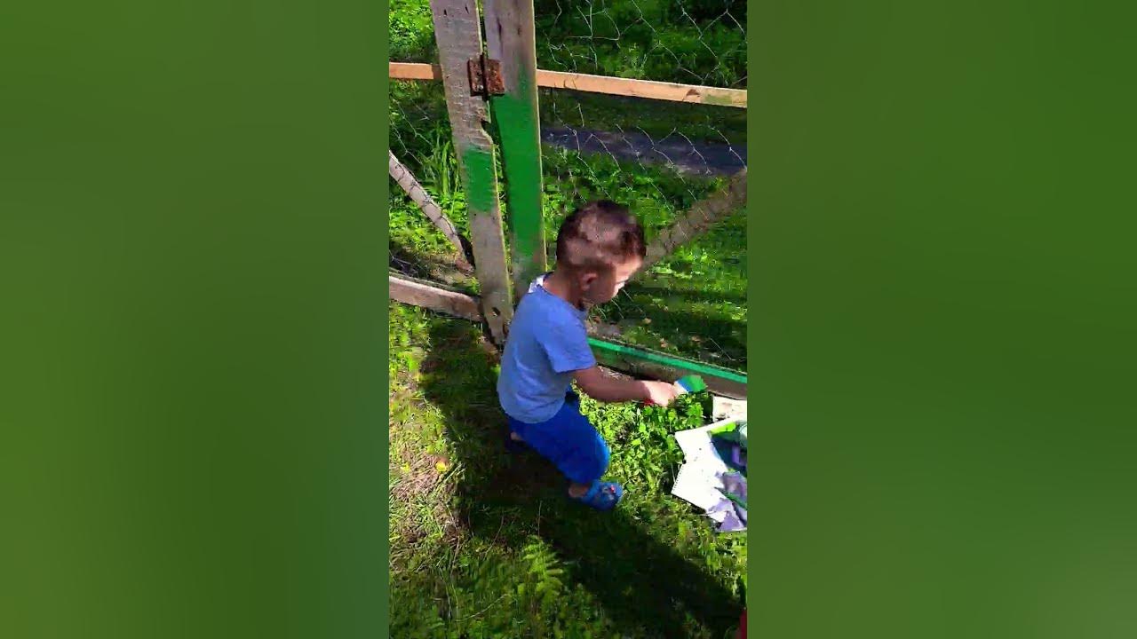 покраска ворот #юнус #сын #дача #работа #краска #ворота - YouTube