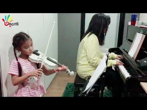 น้องแคร์ร่า ฝึกเล่นเพลง Lightly row (piano accompaniment)