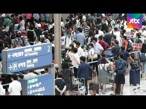 [밀착카메라] 양말 벗고 의자에…낯부끄러운 인천공항 무질서