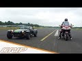 Fahrspaß-Check Auto gegen Motorrad | Caterham 275 vs. Honda Gold Wing | GRIP