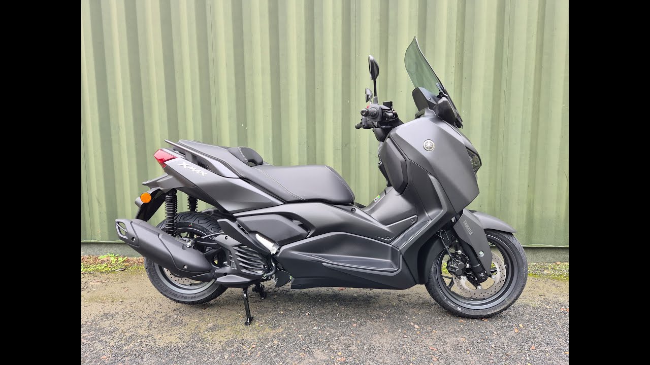 XMAX 125 Tech MAX in the Sonic Grey colour scheme. In stock at