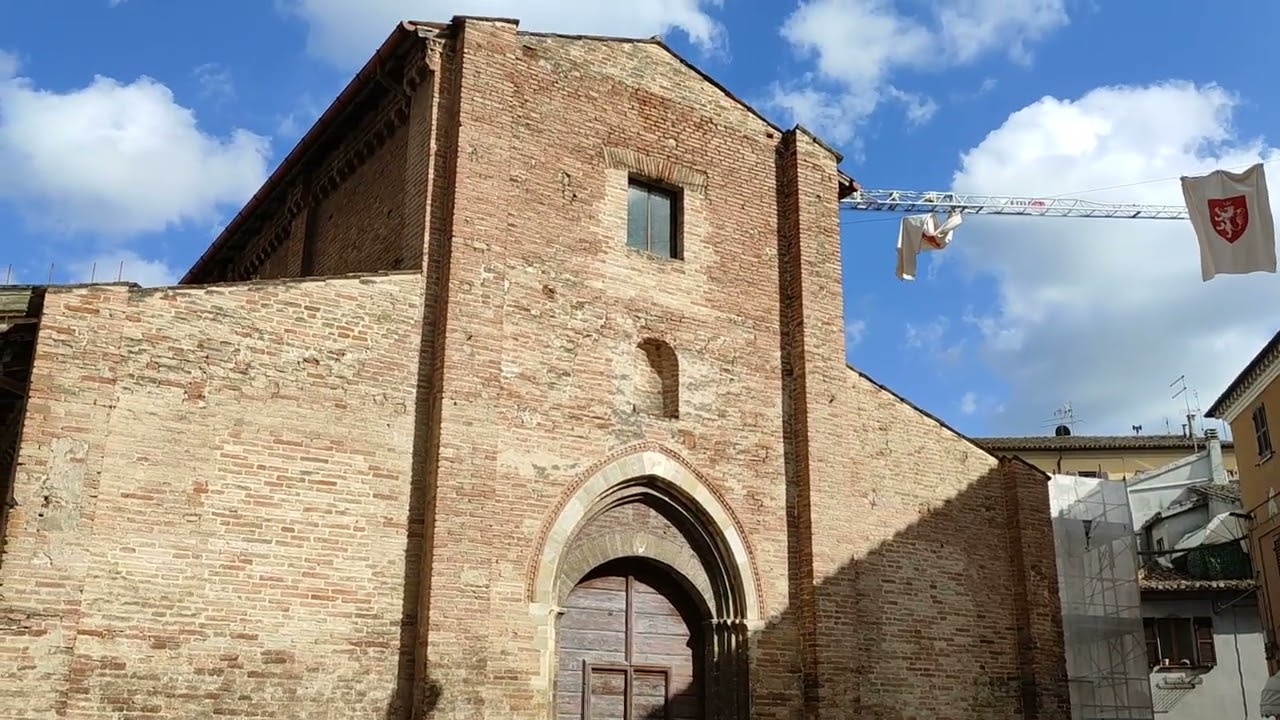 Passeggiata per il corso di Jesi Marche Italy