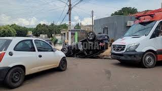 Jovem tem nariz quebrado após motorista invadir pista preferencial e provocar capotamento