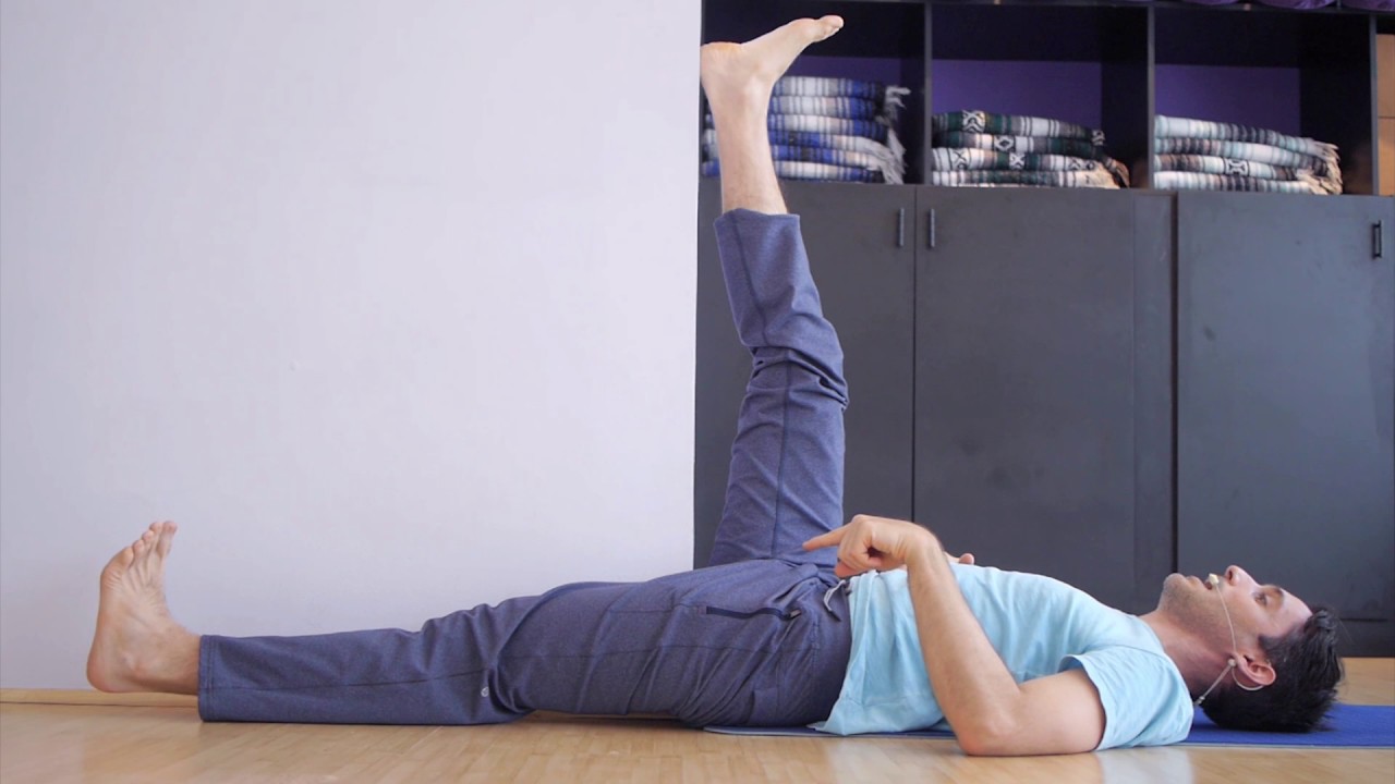 Estiramiento usando la pared yoga para niños