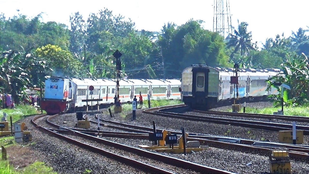 TOP 10 MOMEN EKSKLUSIF KERETA API SALING BERPAPASAN DI DEKAT STASIUN KROYA GAPEKA 2023
