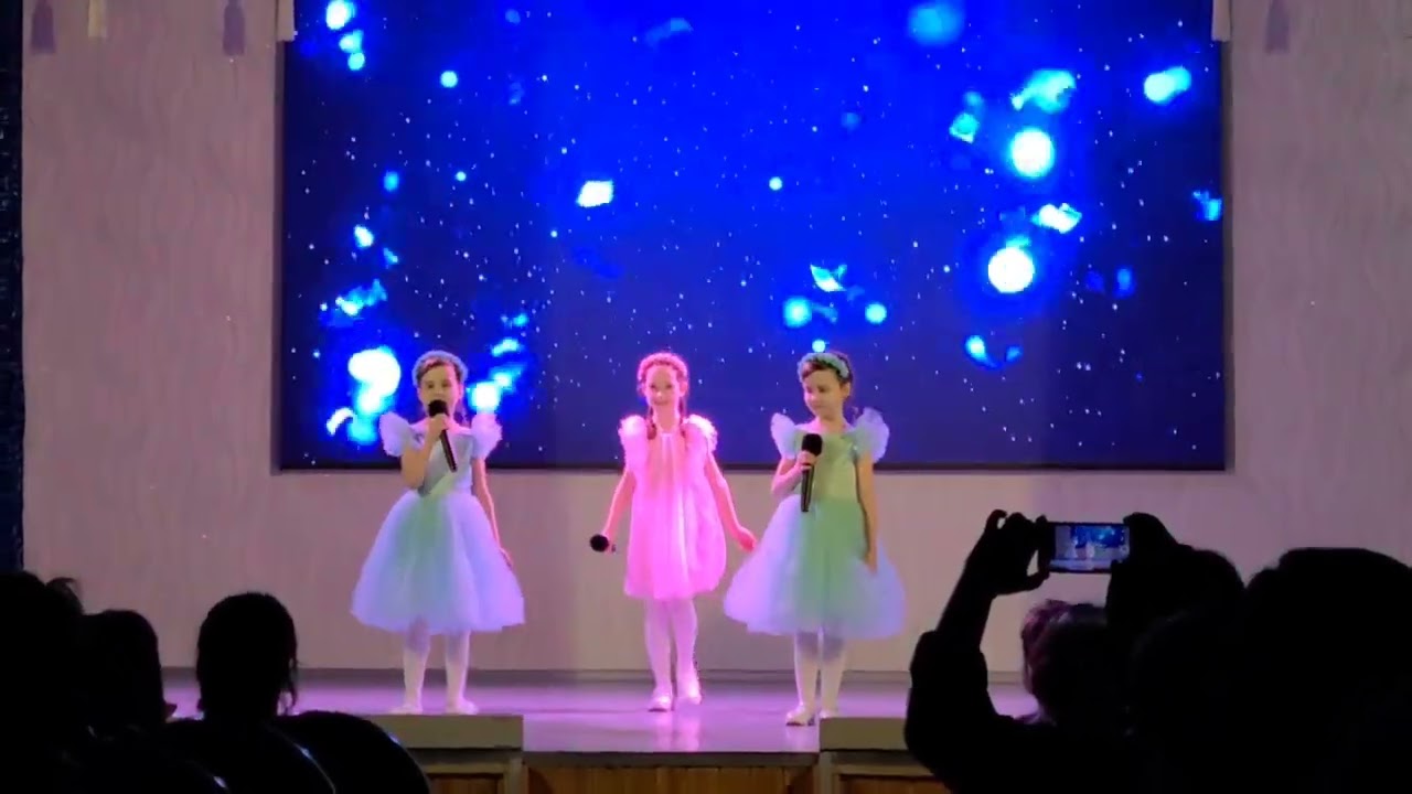 Трогательное исполнение песни про маму Международный женский день 8 марта #концерт #ансамбль #8марта