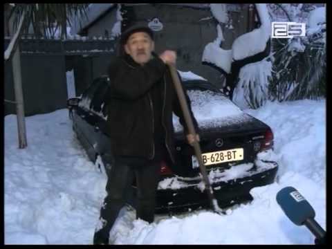 გაუწმენდავი გზები და თოვლში ჩარჩენილი მანქანები ბათუმის ქუჩებში