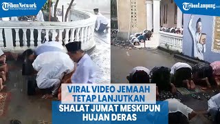 Viral Video Jemaah Tetap Lanjutkan Shalat Jumat Meskipun Hujan Deras
