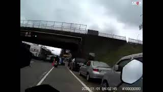 正妹騎車自摔 怪警察設三角錐「很危險」 網見影片秒回2字認證