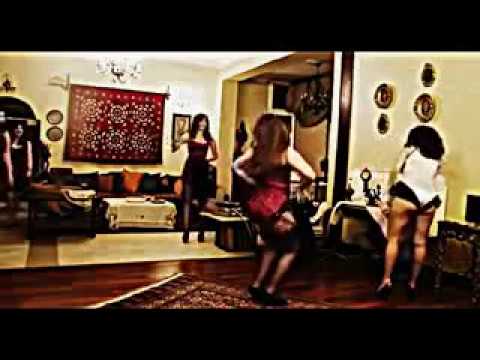 بنات مع بعض